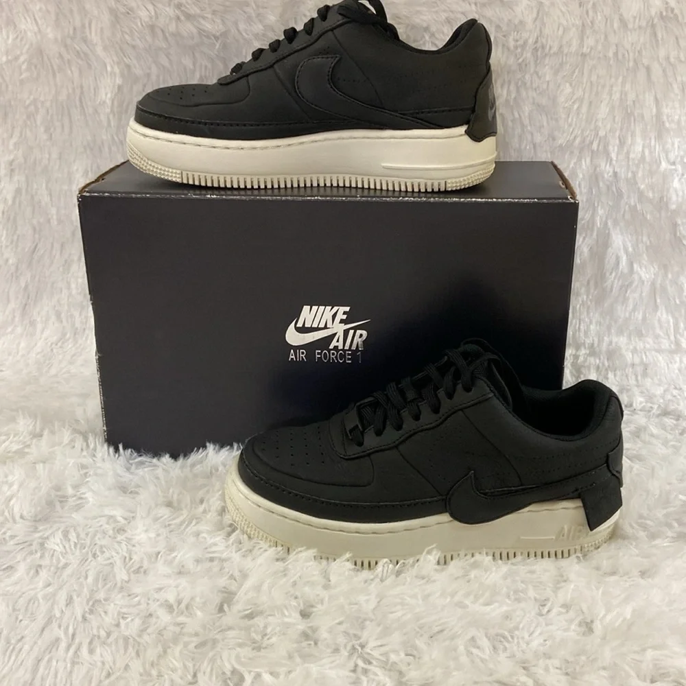 NIKE AIR FORCE 1 WOMEN BLACK LOW BACK SNEAKERS.SIZE-7.